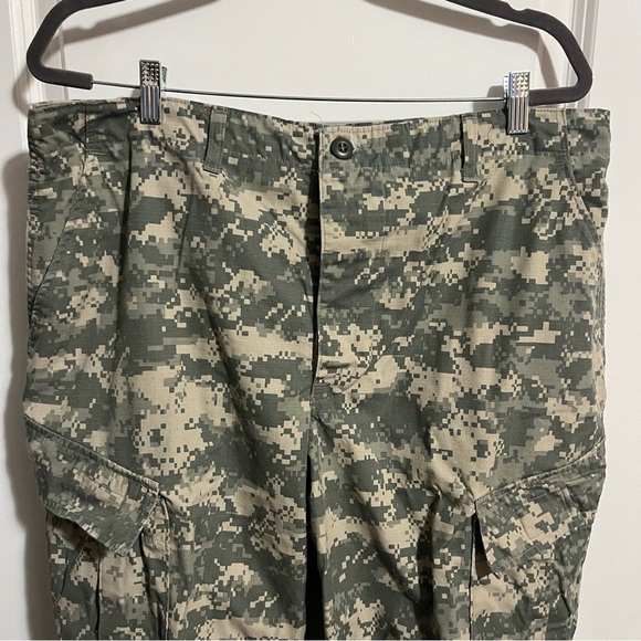 Men's Camouflage Cargo Pants in size Large/regular. - Picture 5 of 7